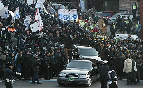 30일 오전 9시 15분경 김원기 국회의장 일행을 태운 차량이 경찰이 확보해 놓은 통로를 빠져 나와 국회로 향하고 있다. 